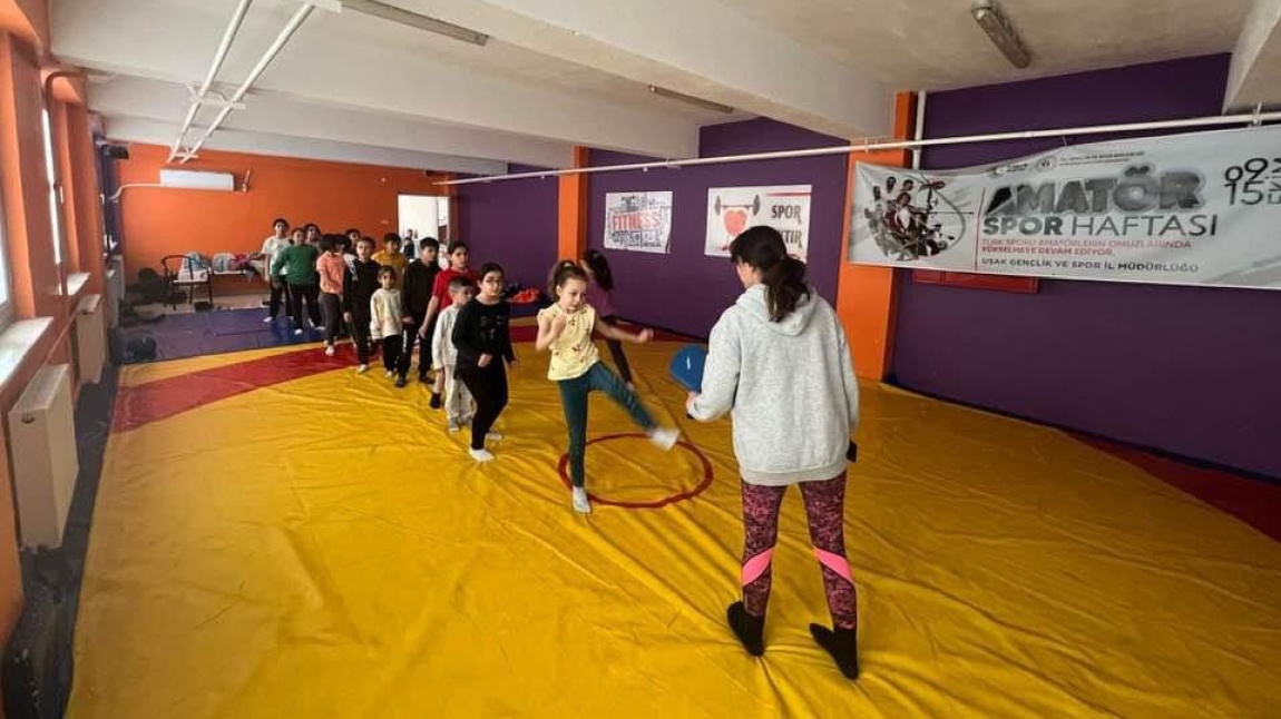 Kapalı spor salonunda açtığımız jimnastik kursumuz devam etmektedir.5-10 yaş grubu öğrencilerimizin verimli vakit geçirmeleri için Eşme Halk Eğitimi Merkezi her yerde.